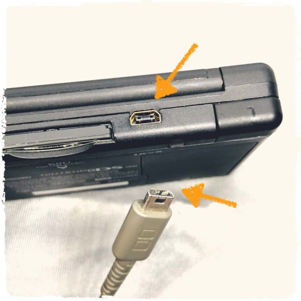 『ニンテンドー DS Lite』とACアタプタの接続部分
